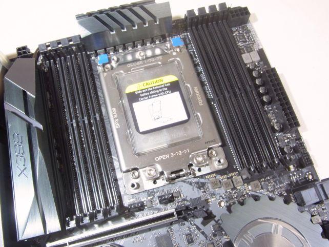 CPUソケットの長辺とDDRメモリのスロットの全長が大差ないのがスゴイ