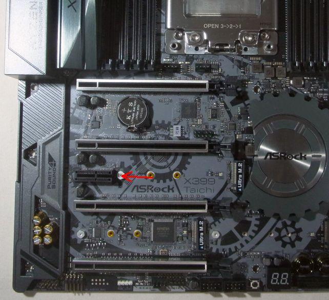 ×1スロットは右が解放されており、×4なども挿すことができる