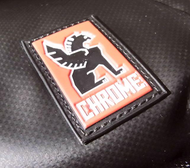 唯一の色合いはこのエンブレムの赤のみ