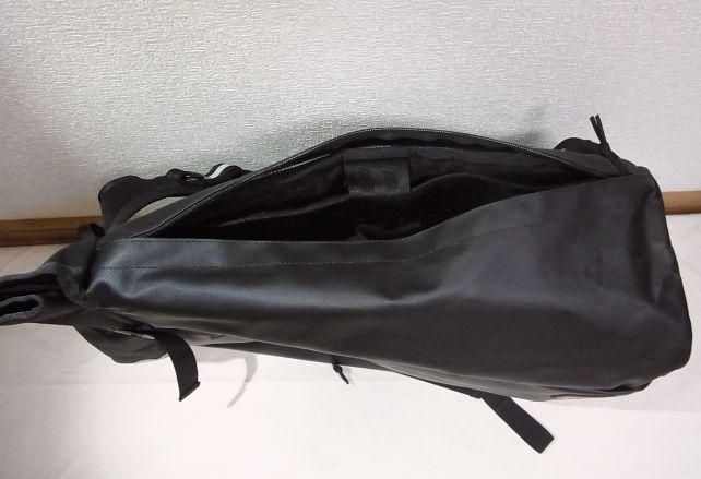 この背側のサイドアクセスコンパートメントが激便利