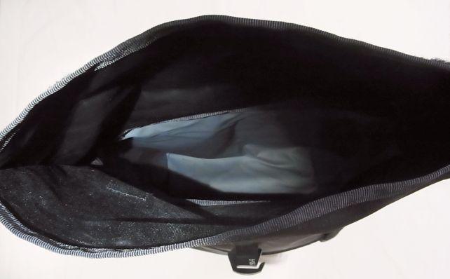 中は単なるターポリン素材の袋で、口がやや狭いので、ものは探しづらい