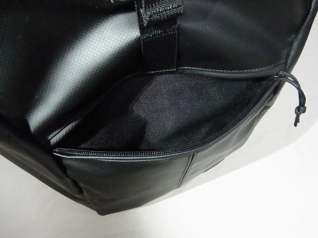 メイン部に仕切りがないためよく使うポケット部だが、ここのジッパー部は防水ではない