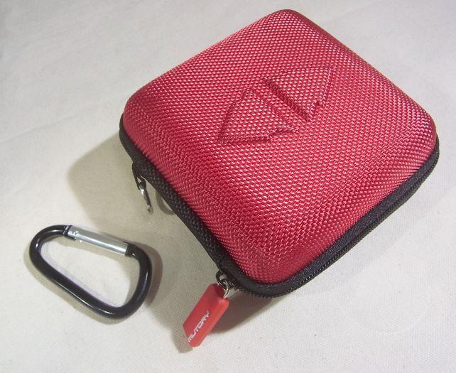 カラーは鮮やかな赤