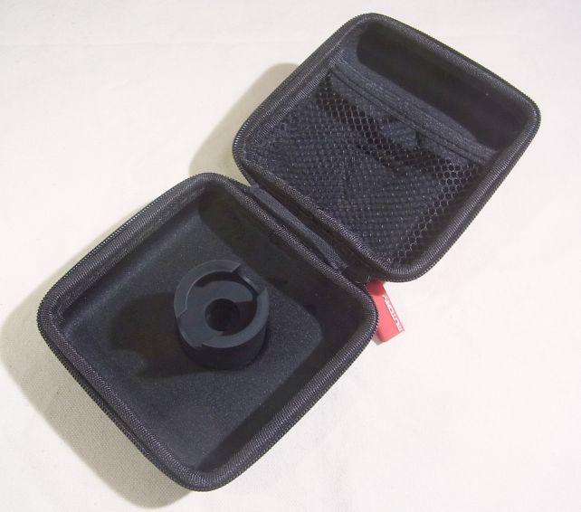 中には柱が立っている。ネット部分にはイヤーチップが入れられる。