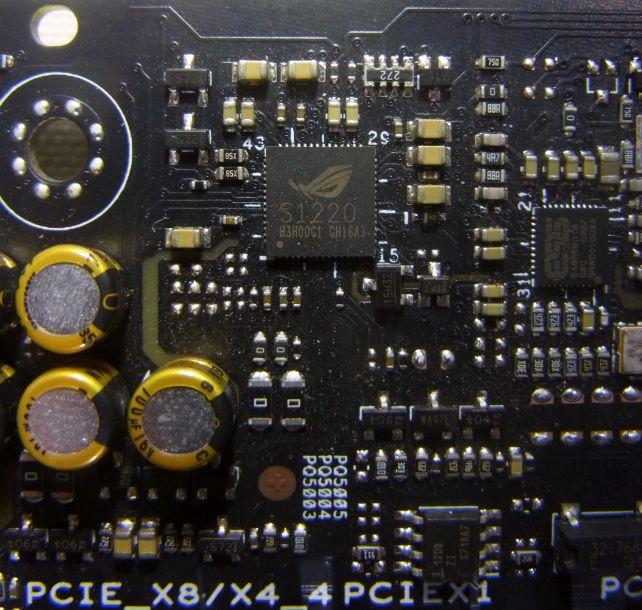 ニチコンの金色の電解コンデンサの脇にはROGロゴ入りのSupremeFX S1220その隣はESSのSABRE