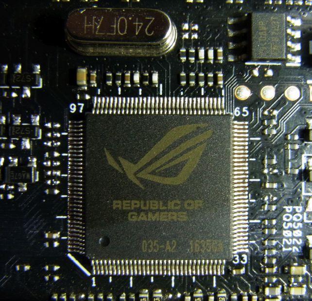 各所に「ROG」ロゴの入ったスペシャルチップがある。