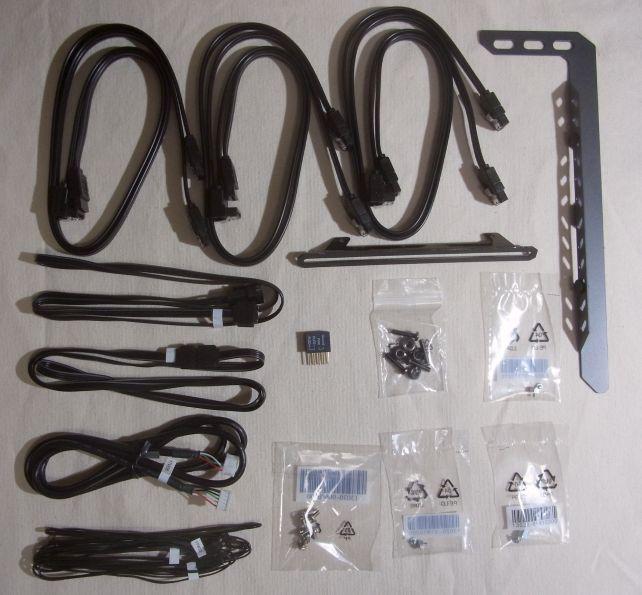 ケーブルやセンサー類。中央のはQ-Connector。