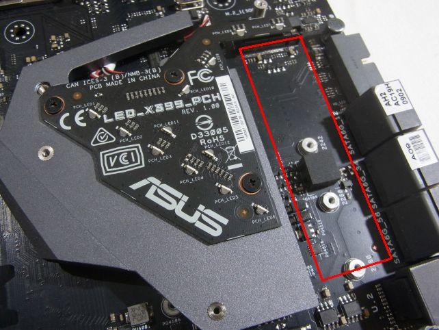 ちなみに3枚目のM.2スロットはチップセットカバーの下。