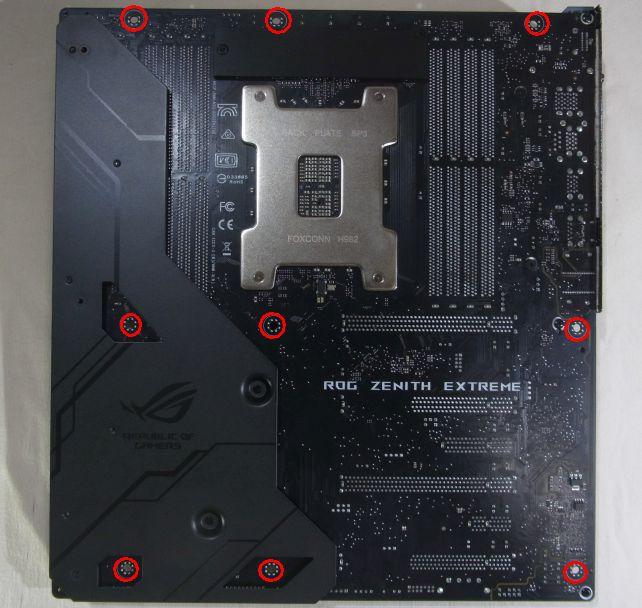 ケースへの固定がない左側の歪を防止すべく?裏にはガッツリ補強が