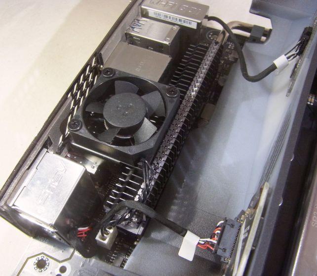 VRM電源を冷やすファンがバックパネルカバーに隠されている。