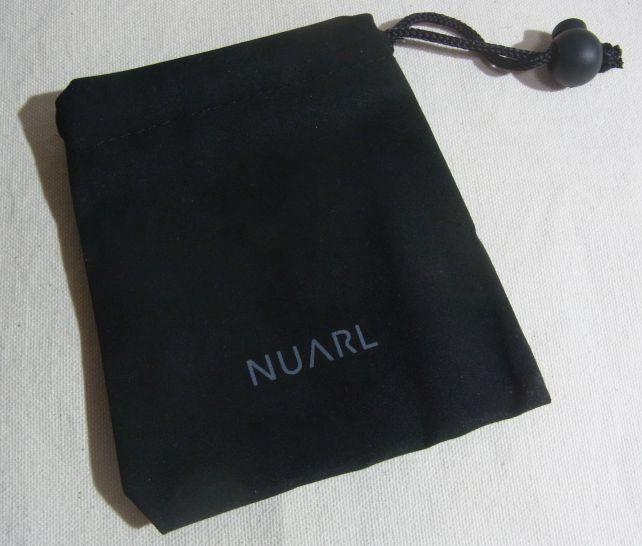 NUARLの捺し印が入るだけのシンプルなデザイン。