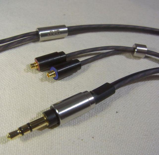 スモークの被覆から下の銅線が透けて独特の風合い。3.5mmプラグ側は左右独立なのが解る。