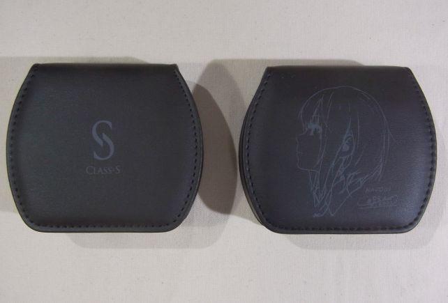 左の標準キャリングケースに追加される描き下ろしイラスト入りキャリングケース