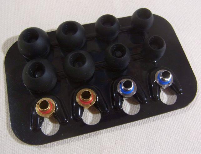 装着済みのものと合わせて5サイズのイヤーチップと3種のノズル。