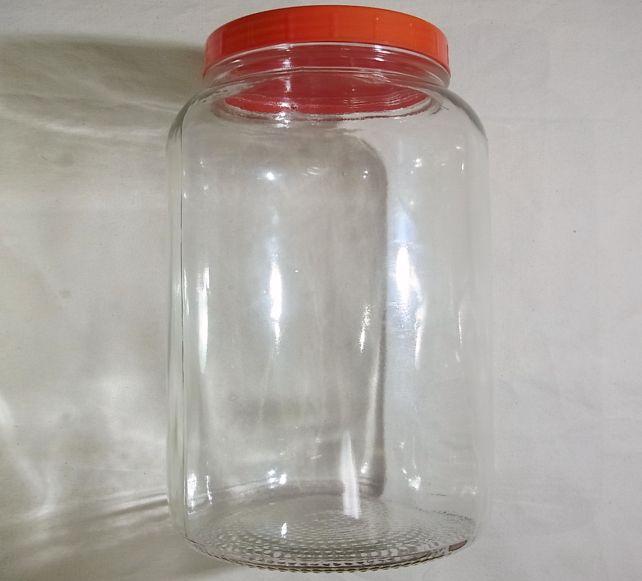 取り立てて特徴のない円柱形の広口瓶