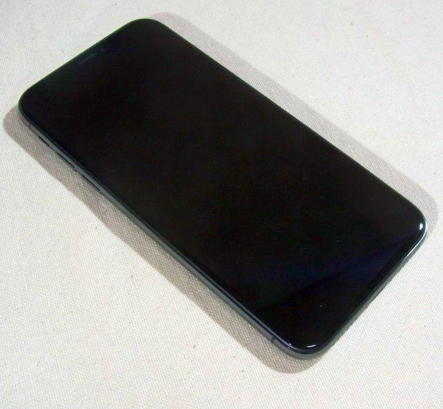 ほぼ全画面なので、一面ブラックアウトされており精悍。