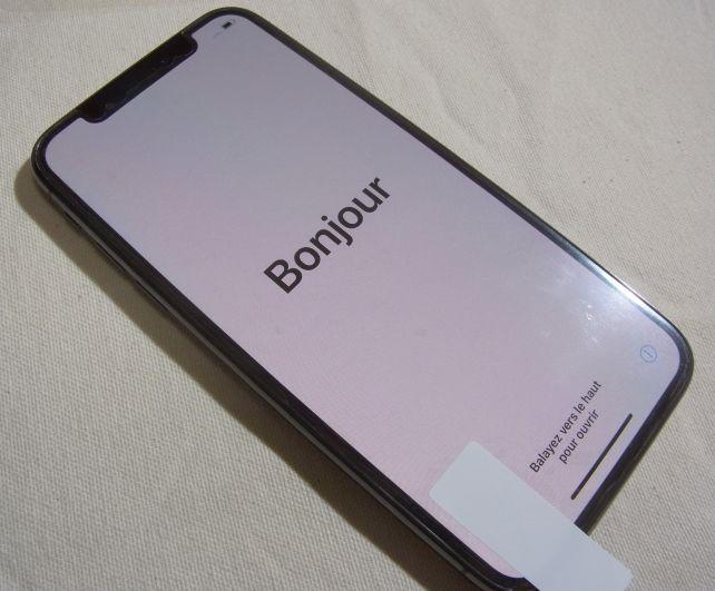 照明を強く反射していたが、フィルムを貼って、保護フィルムを....