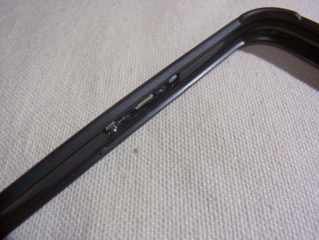 ボタン部はプラのボタンになっていて、それが本体のボタンを追う構造