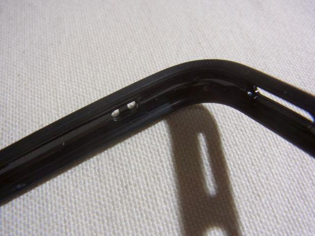 ストラップホールは片方にしか付いていない