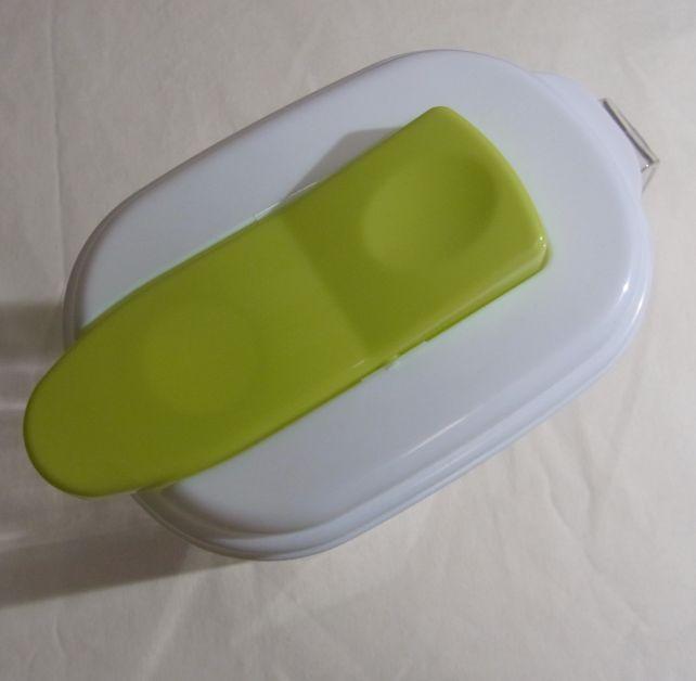 フタの部分(白いところ)は軟質系素材で簡単に取れる。