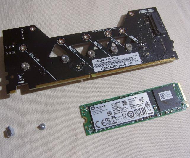 DIMM.2への積み込み。2枚積めるが、まず1枚。