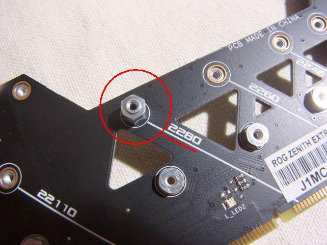 「2280」の刻印があるところにスペーサーをかませて...