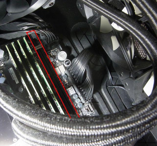 メモリスロット脇のDIMM.2スロットに...