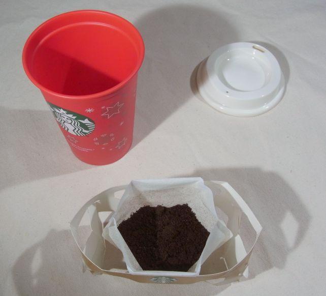 一部のドリップコーヒーパックと違って、このオリガミは単体で「立つ」