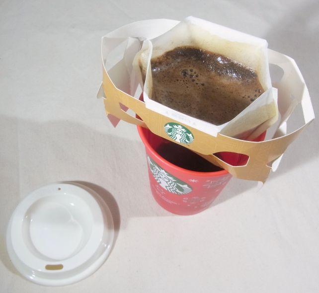 「枠」がしっかりしているので、紙製の簡易ドリッパーと思えない安定性。