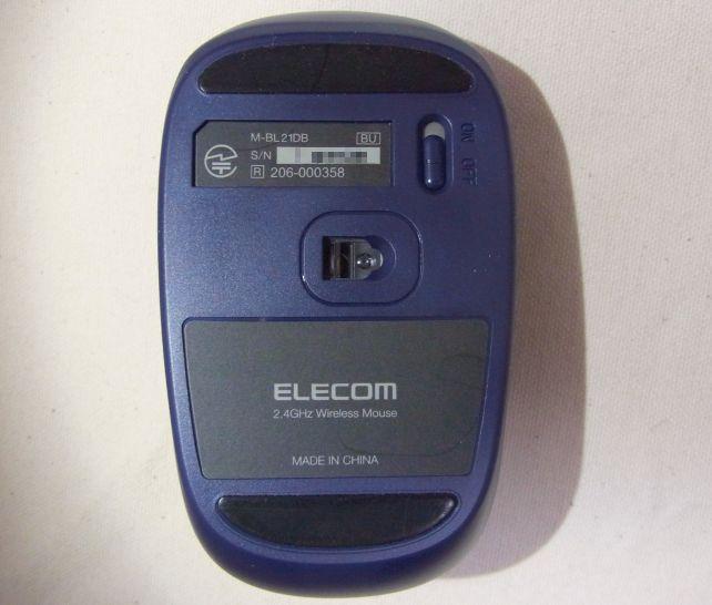 本体裏には電源スイッチ。センサー部が偏心していないのも好印象。