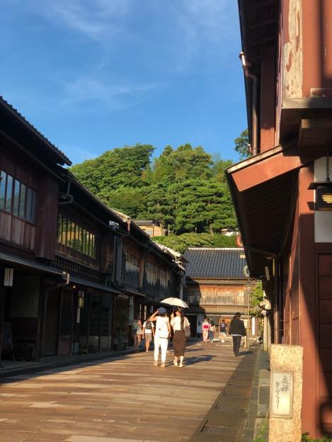 ひがし茶屋街は浴衣を着て歩く人も多く、風情がある景観保存地区。