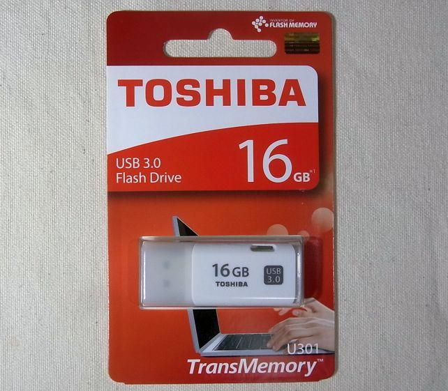 USB2.0仕様のU202の緑系の台紙に対して、こちらは赤系