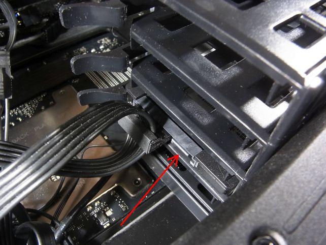 ここに入れ込んだ(撮影のためSATAケーブル未接続)