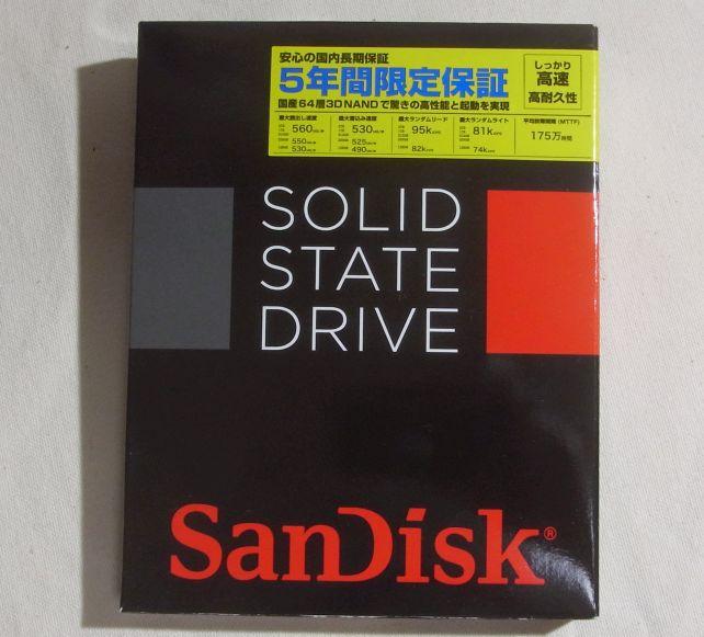 黄色の色使いは、コンシューマー用の落ちついた色使いに比べると悪趣味ハデ