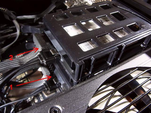 2枚の2.5インチタイプSATA SSDを積み込んだ。