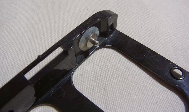 HDDのネジ穴をこの突起に引っかけて....