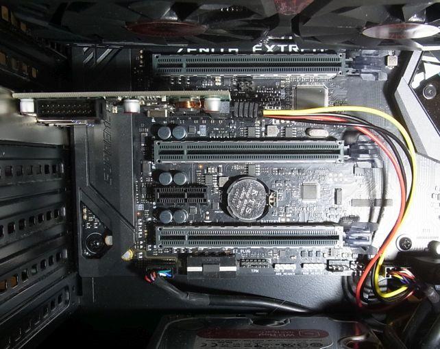 こんな感じで給電。見栄え的にはもう少し「地味」な方が良いなぁ...