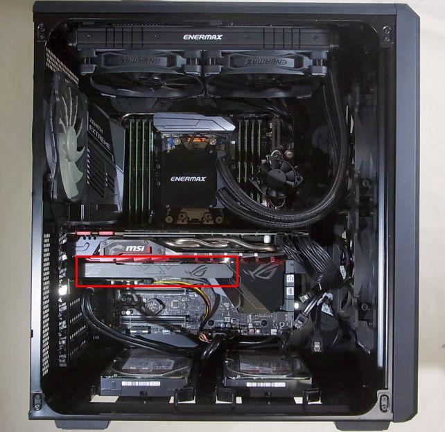 囲んだ部分が「ROG VGA Holder」で、フレームに取り付けるL字型の「支え」