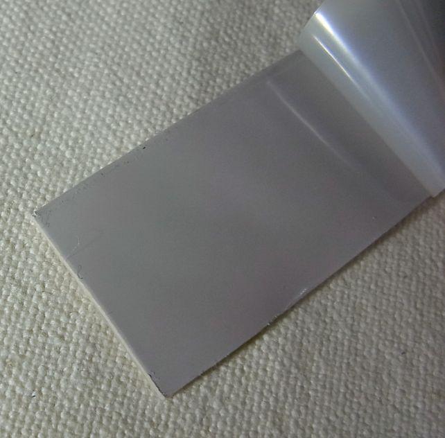 硬い剥離フィルムでツルツルしている側と...