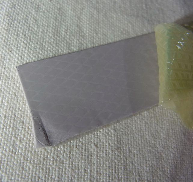 網目の入った柔らかいフィルム側があるが、どちらも同材質で表裏はない