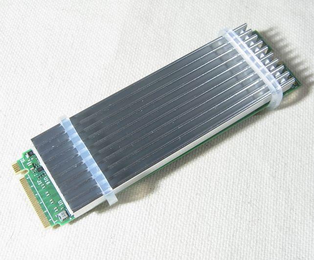 ヒートシンクとSSDの間にシリコーンパッドを挟んでシリコーン輪ゴムで留める