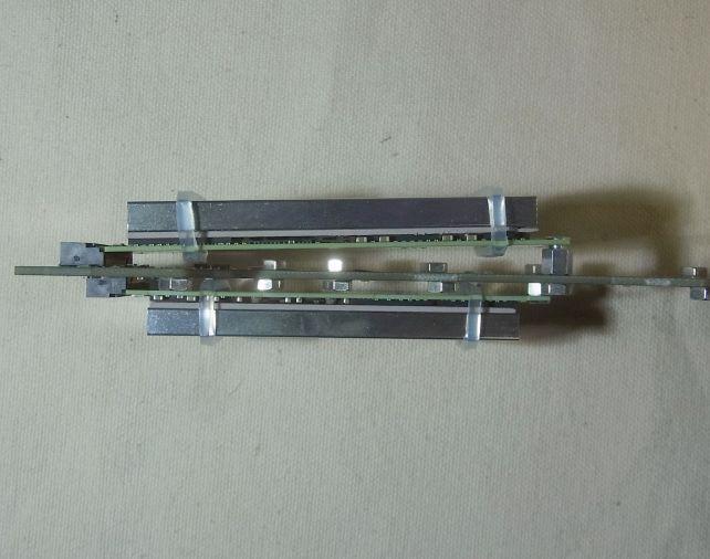 ライザーカード取り付けにしろM/B取り付けにしろM.2 SSDは少し「浮いて」いるので、輪ゴムは問題なく「通る」