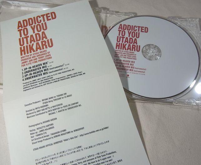 このデザイン、シンプルで良い←白黒のヒカルの写真は構造的には「裏」にある