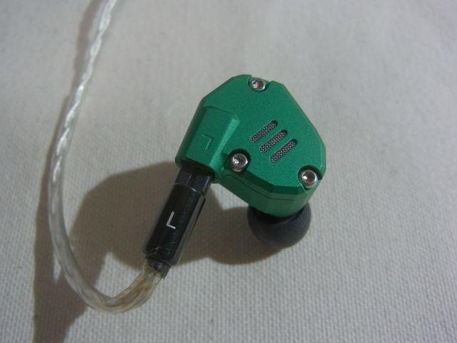 右からの1灯勝者では左側に強く影が出るが...