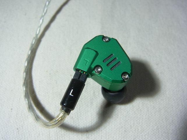 左からも当てると影を下に追い込み、薄くも出来る。