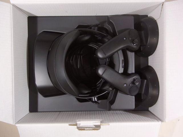 緩衝材を取り去るとシンプルに並んだ各パーツが。