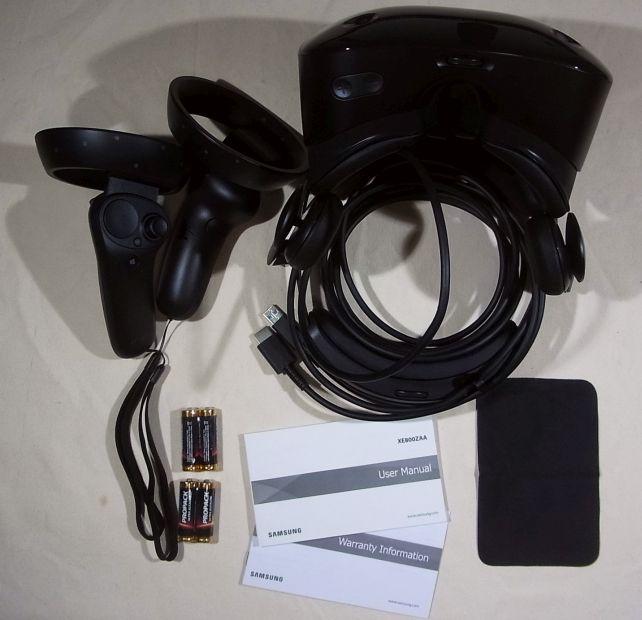 ゴーグル本体、コントローラ左右、単3電池×4、説明書・保証規定、クロス