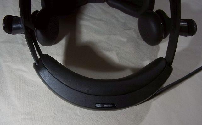 頭の大きさ調整はこのダイヤルで輪を「緩める⇔締める」だけ