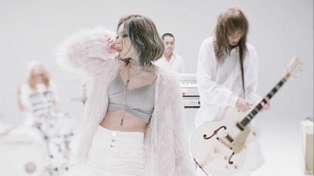 白い衣装で白い部屋でパフォーマンスされる演奏シーンはかっこいい!