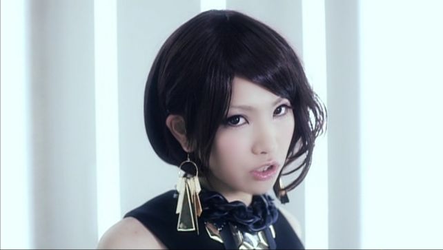 挑戦的なまなざしで歌うZAQ